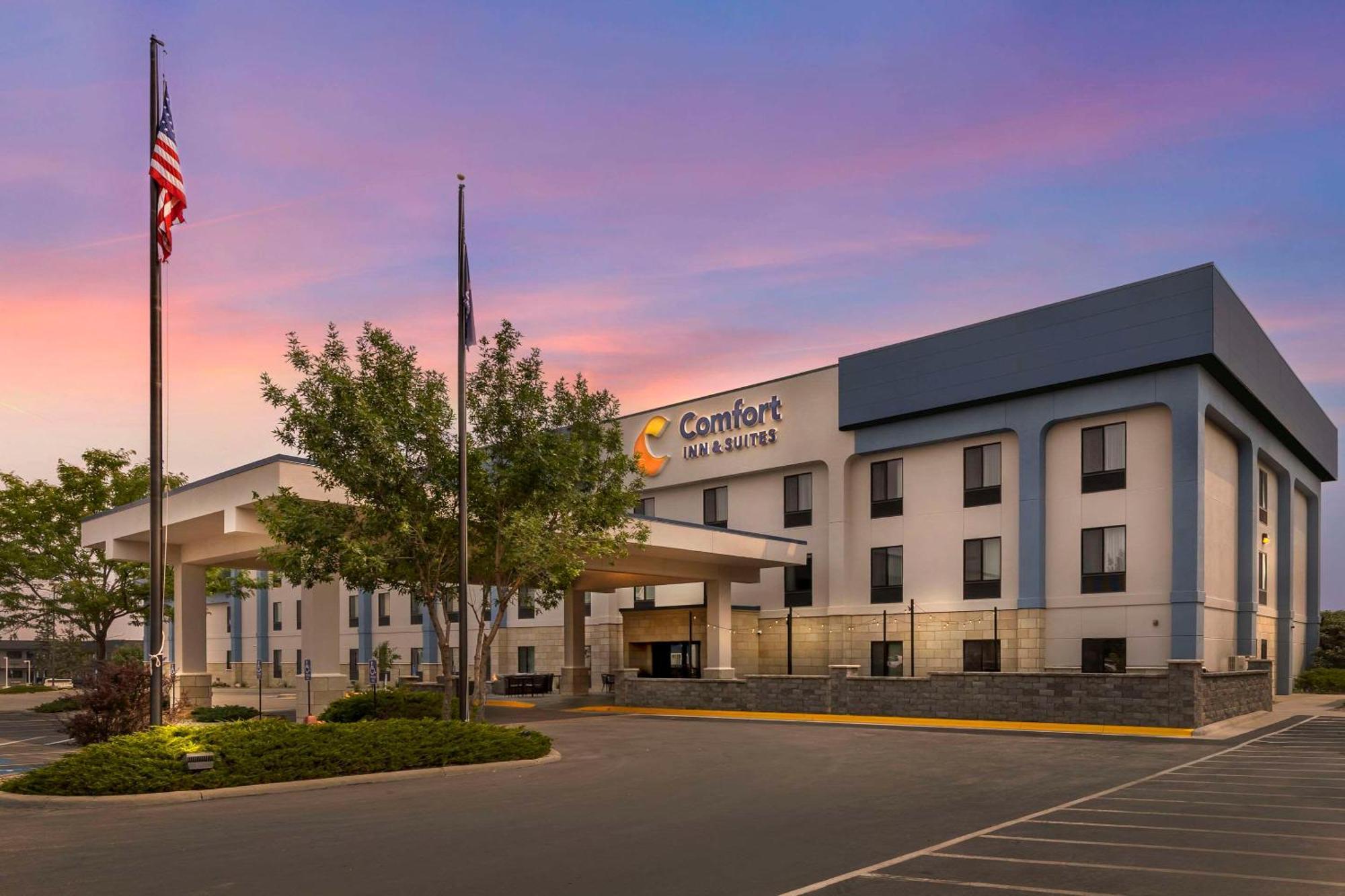 Comfort Inn & Suites Rapid City Near Mt Rushmore Exterior photo